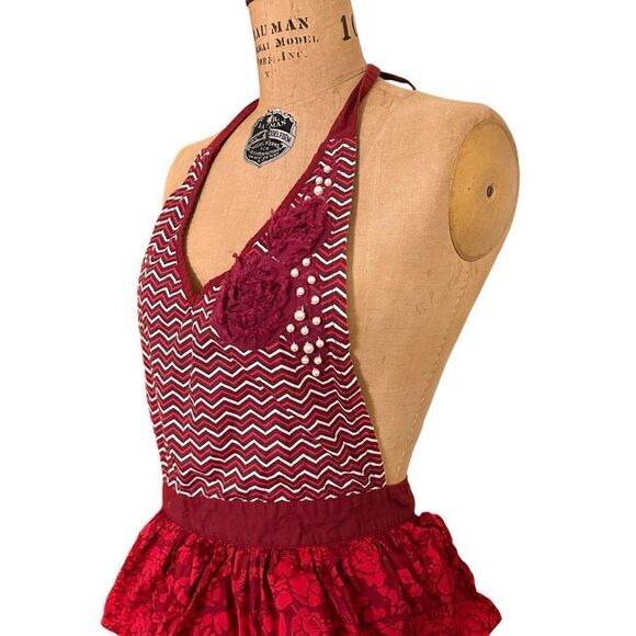 Simply Envogue Red and White Frilled and beaded pinafore kitchen apron - Picture 2 of 10